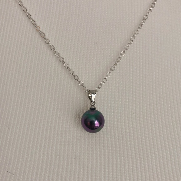 Minimalist necklace - solitaire faux dark gray and mauve pearl necklace - Picture 3 of 4